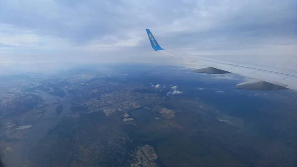 Vista Para Asa Avião Nuvens Terra — Fotografia de Stock