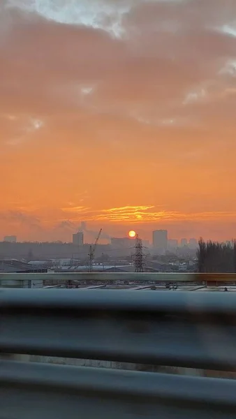 Vista Sobre Nascer Sol Cidade Industrial Com Nevoeiro — Fotografia de Stock