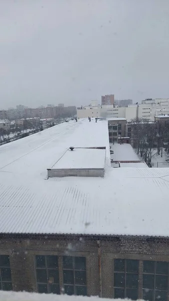 Verschneites Dach Der Stadt Mit Wolkenverhangenem Himmel — Stockfoto