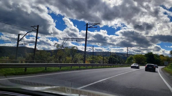 Droga Samochodami Błękitne Niebo — Zdjęcie stockowe