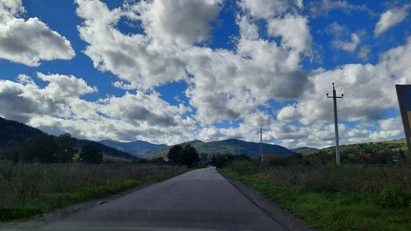 雲と町の道路 — ストック写真
