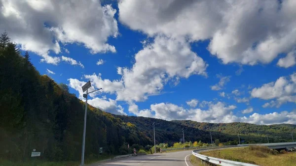 Montanhas Estrada Pilares Céu Azul Nuvens — Fotografia de Stock