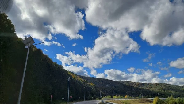 Estrada Sopé Das Montanhas Com Céu Azul Nuvens — Fotografia de Stock