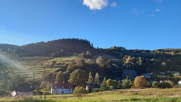 Sonnige Felder Und Wiesen Mit Blauem Himmel Dorf — Stockfoto