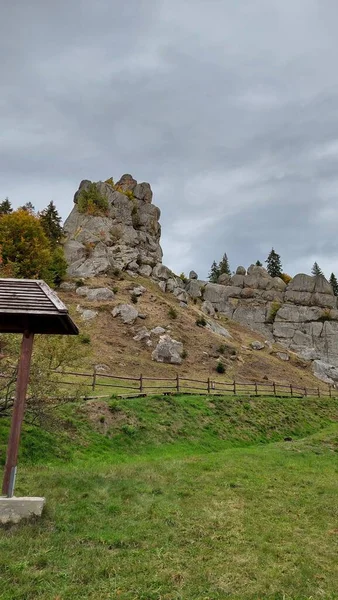 植物と歴史的な岩の山 — ストック写真