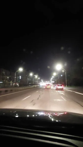 街路灯や車と夜の街の高速道路 — ストック写真