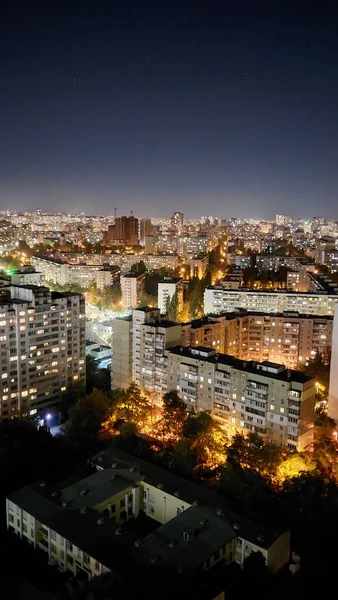 Sokak Işıklarıyla Güzel Bir Gece Şehri Katlı Bir Binanın Manzarası — Stok fotoğraf