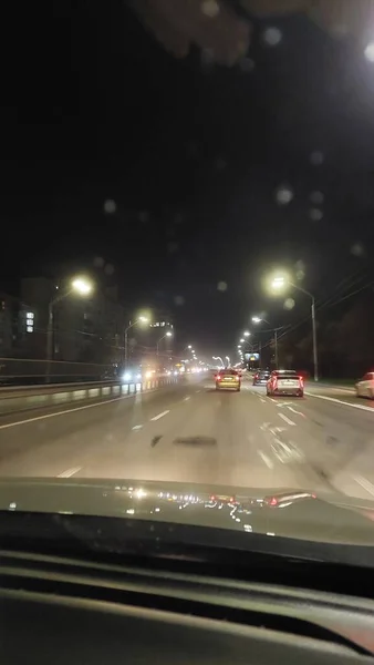 Sokak Lambaları Arabalarla Şehre Giden Akşam Yolu — Stok fotoğraf