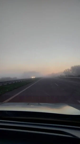 Estrada Manhã Com Nevoeiro Luz Dos Faróis Carro — Fotografia de Stock