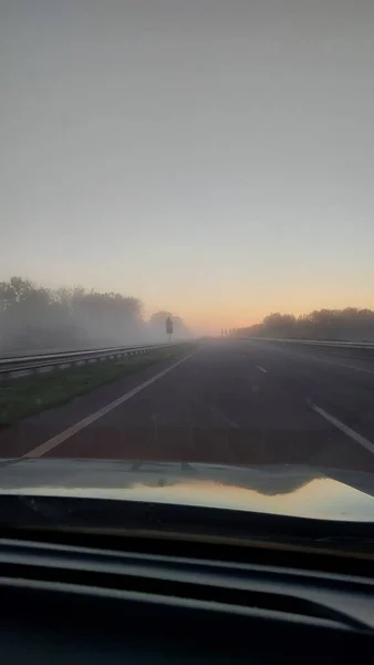 Morgennebel Und Grauer Himmel Auf Der Autobahn — Stockfoto