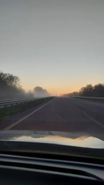 公路上的晨雾 — 图库照片