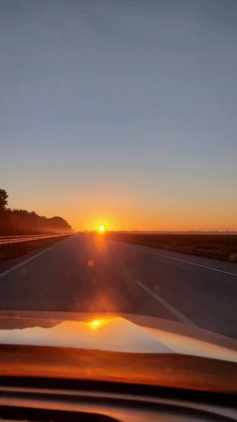 Widok Wschód Słońca Samochodu Drodze — Zdjęcie stockowe
