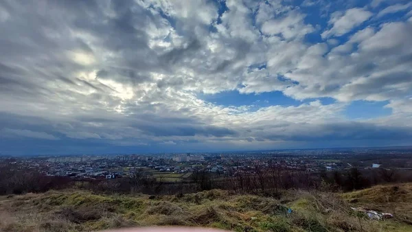 Mooie Bewolkte Blauwe Lucht Boven Stad Groen Gras Mooie Horizont — Stockfoto