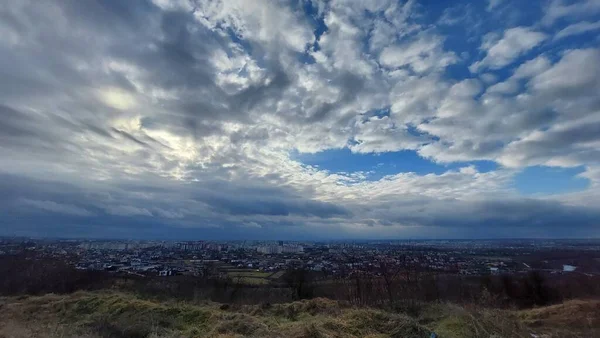 Mooie Bewolkte Blauwe Lucht Boven Stad Avond — Stockfoto