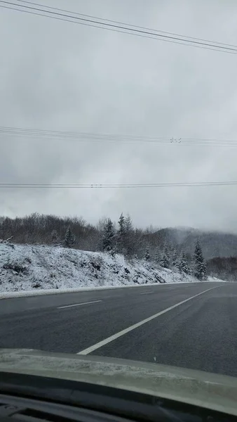 Estrada Inverno Para Montanhas Entre Floresta — Fotografia de Stock