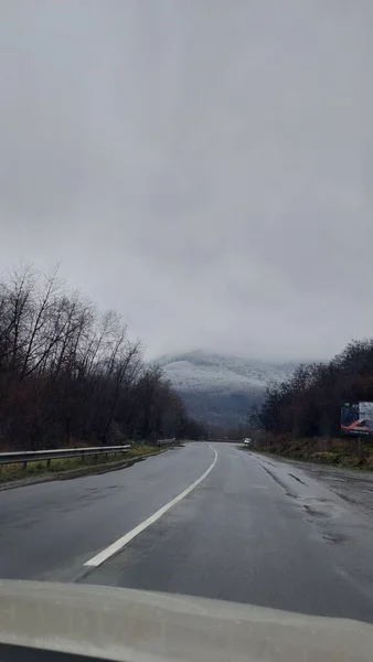 Winterliche Straße Die Berge Zwischen Wald — Stockfoto