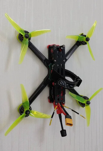 Drone Quadricottero Nero Con Viti Giallo Brillante — Foto Stock