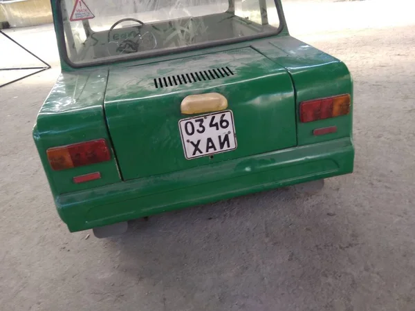 Zielony Samochód Retro Rejestracją Khai — Zdjęcie stockowe
