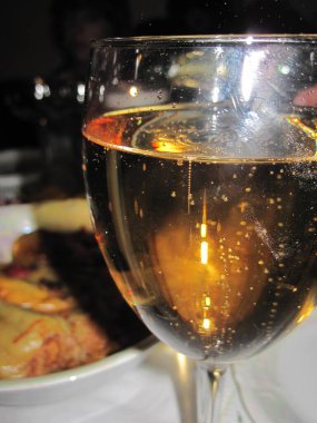 Büyük bardakta köpüklü, köpüklü, köpüklü bir içecek.