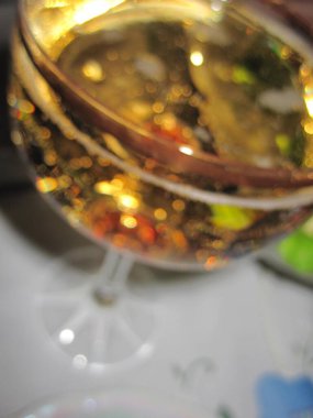 Geniş bardakta köpüklü, parlak, köpüklü bir içecek.