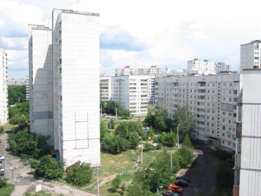 Şehrin uyuma bölgesinin güneşli avlusu