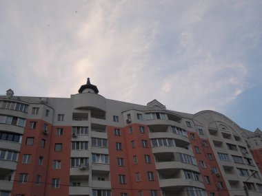 Güzel parlak gökdelenler ve güneş ışınlarıyla bulutlu gökyüzü.