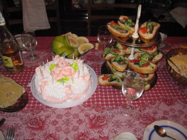 Masa yemyeşil bir pasta ve soğuk atıştırmalıklarla dolu.