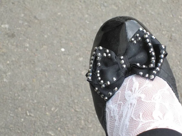 Rhinestone bow on girl\'s shoes and white lace socks