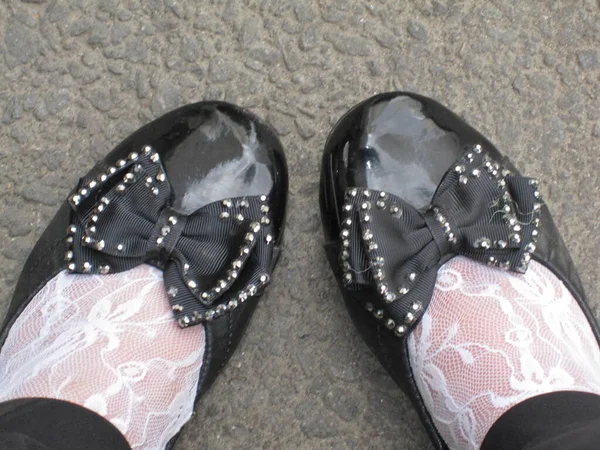 Rhinestone bow on girl\'s shoes and white lace socks