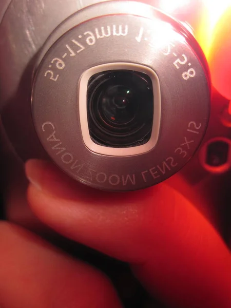 Kırmızı Işıkta Canon Kamera Lensi Işık Kipi — Stok fotoğraf