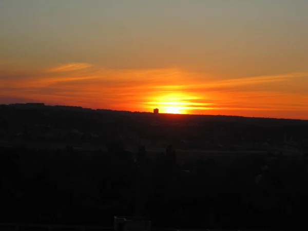 Unübertroffen Leuchtend Roter Sonnenuntergang Über Der Stadt — Stockfoto