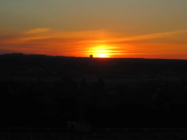 Unübertroffen Leuchtend Roter Sonnenuntergang Über Der Stadt — Stockfoto