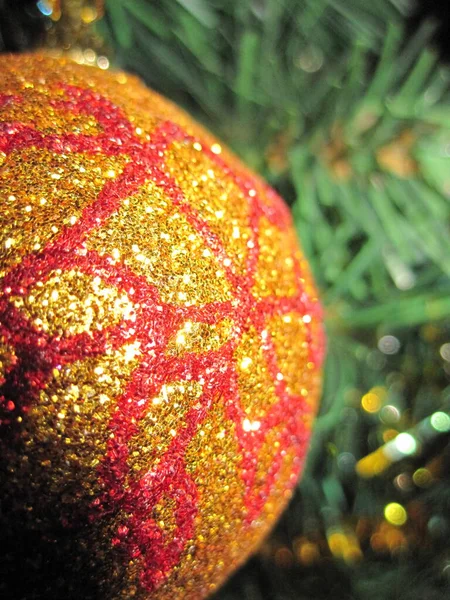 明亮的圣诞装饰品 黄色球 — 图库照片