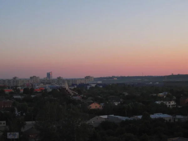 Рожевий Захід Сонця Над Містом — стокове фото