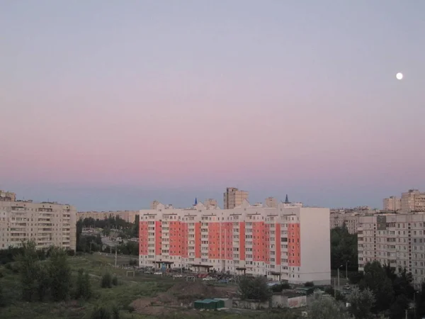 Růžová Obloha Úplněk Nad Městem — Stock fotografie