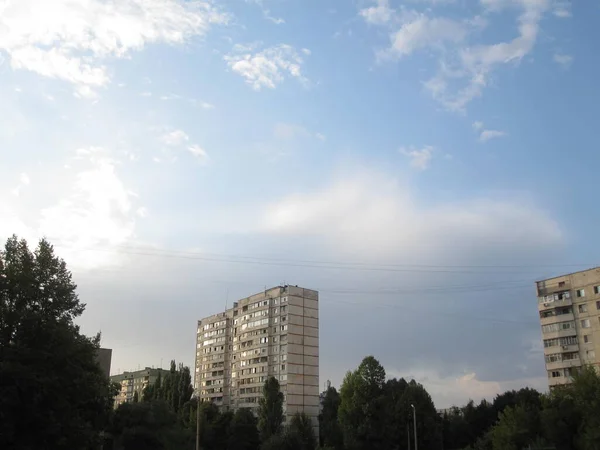 Güzel Kabarık Bulutlar Yüksek Bir Bina — Stok fotoğraf