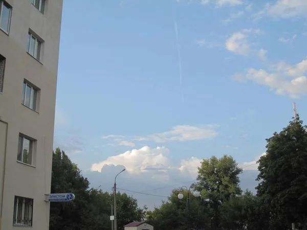 美しいふわふわの雲と高層ビル — ストック写真