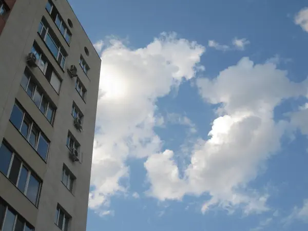 美しいふわふわの雲と高層ビル — ストック写真