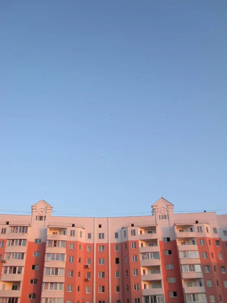 Ροζ Κτίριο Και Μπλε Ουρανός — Φωτογραφία Αρχείου
