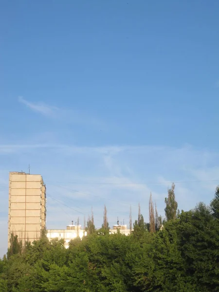Блакитне Небо Багатоповерхова Будівля Зелені Зони — стокове фото