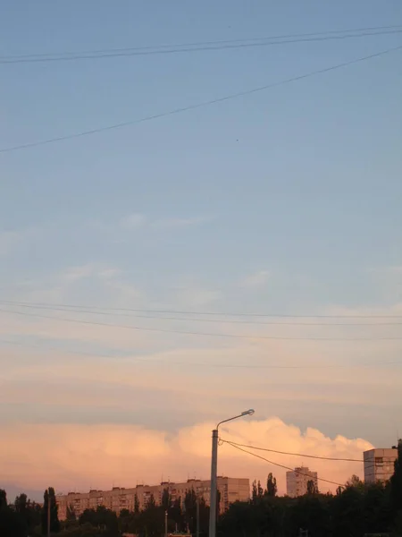 建筑物 云彩和日落 — 图库照片
