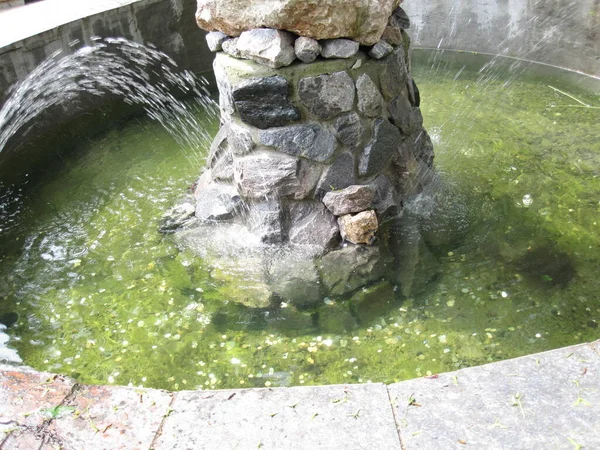 Фонтан Водой Камнями Монетами — стоковое фото