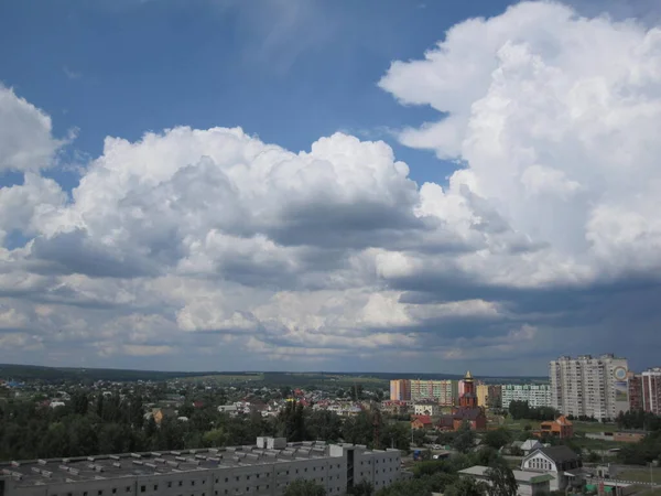 Вид Город Крыши Высотного Здания Красивые Большие Облака — стоковое фото