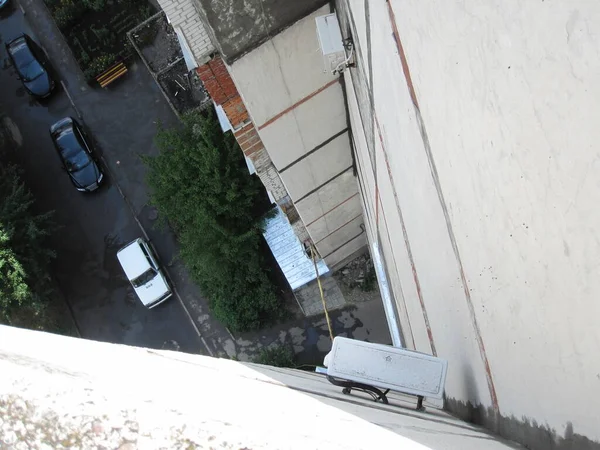 高層ビルの屋根から庭や車への眺め — ストック写真