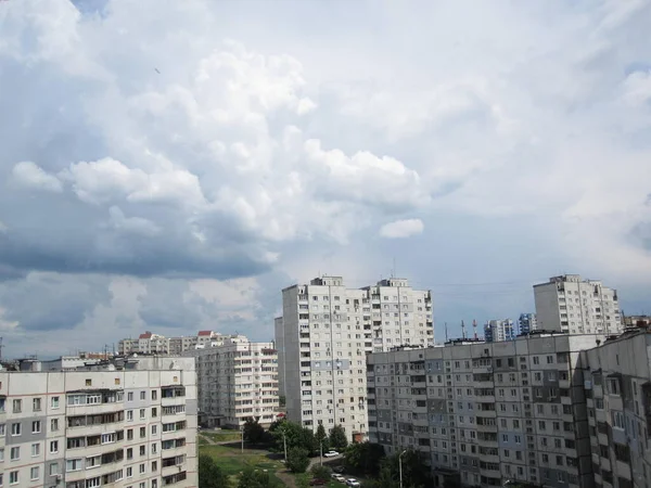 Pátio Ensolarado Distrito Adormecido Cidade Edifícios Altos Grandes Nuvens Fofas — Fotografia de Stock