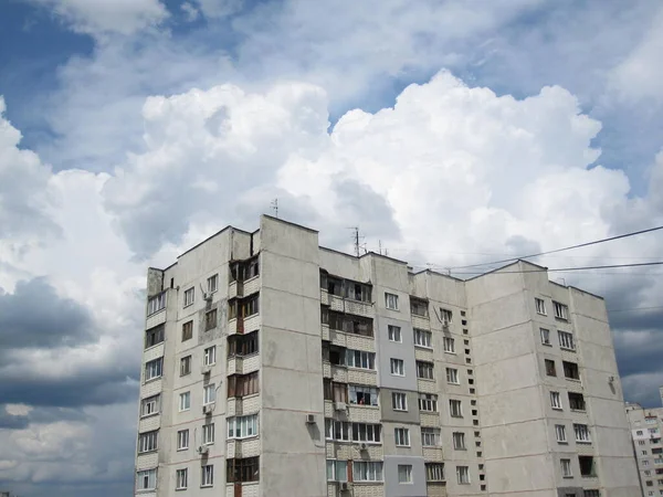 Ein Mehrstöckiges Wohnhaus Vor Dem Hintergrund Beispielloser Wolken Blauen Himmel — Stockfoto