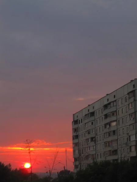 Πολυώροφο Κτίριο Και Εγκαταστάσεις Στο Φόντο Του Ηλιοβασιλέματος — Φωτογραφία Αρχείου