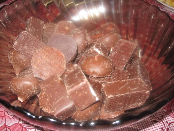 Doces Chocolate Uma Chapa Vidro Uma Toalha Mesa Rosa — Fotografia de Stock