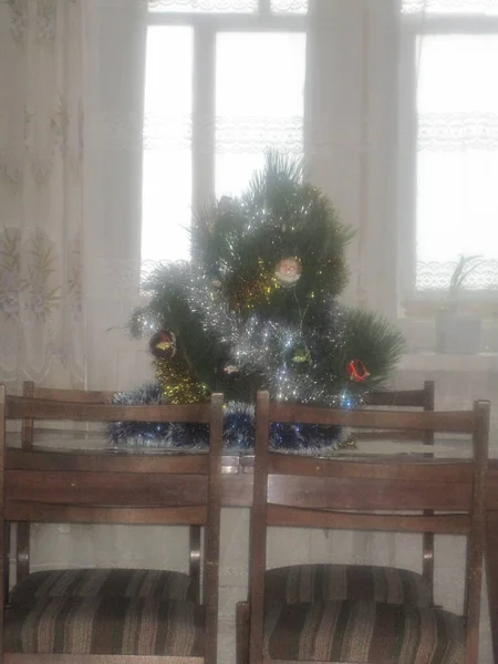 Σπιτικό Μικρό Χριστουγεννιάτικο Δέντρο Στο Τραπέζι Θολή Φωτογραφία — Φωτογραφία Αρχείου