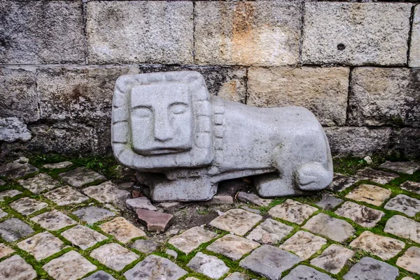 Escultura Pedra Leão Sobre Pedras Paralelepípedos Cidade Velha Antigas Figuras — Fotografia de Stock